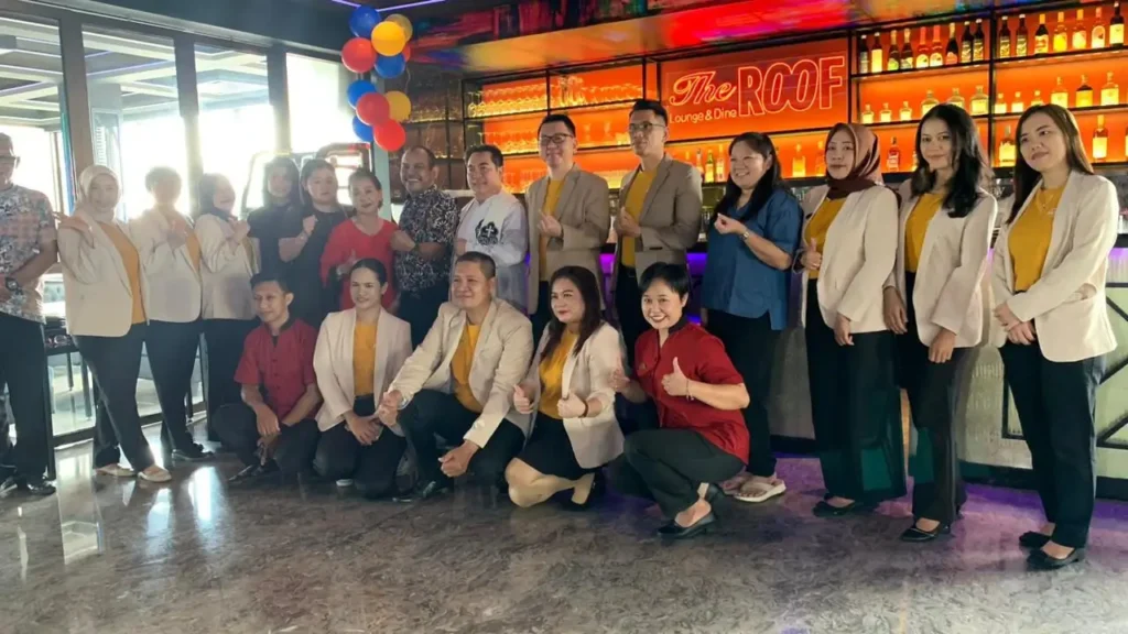 The Roof Lounge & Dine Pontianak tampil dengan konsep baru dan suasana modern.