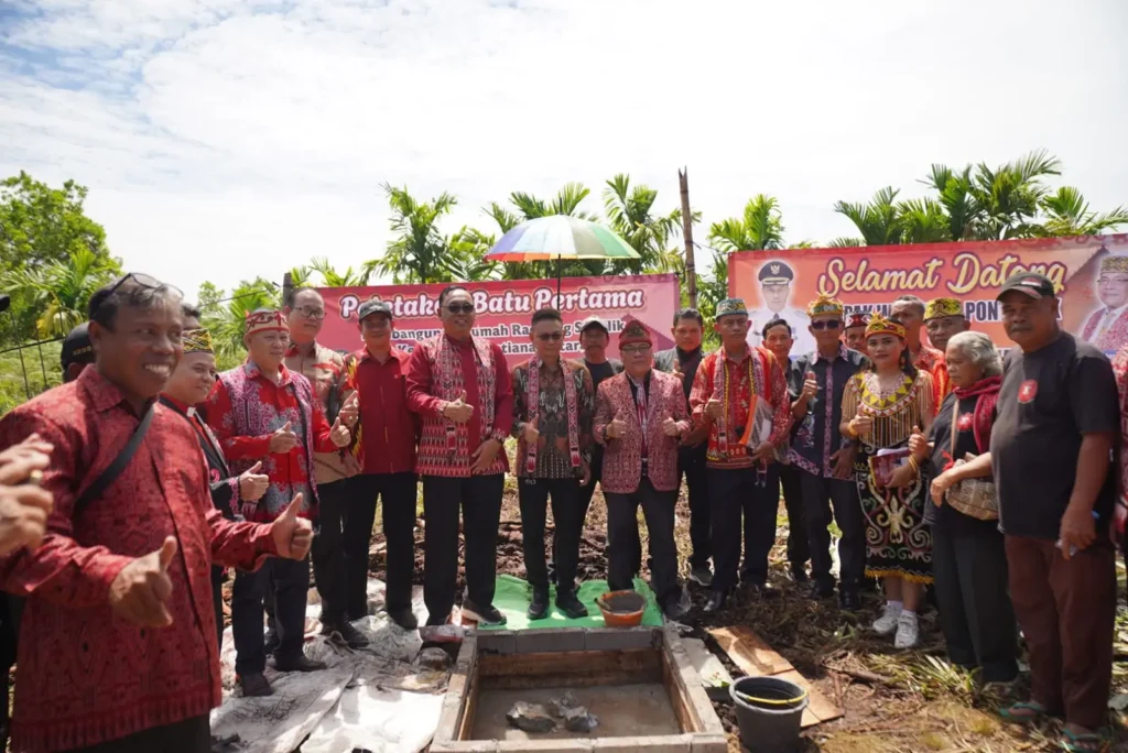 Wali Kota Pontianak Edi Rusdi Kamtono usai meletakkan batu pertama pembangunan Rumah Radakng Samilik di Pontianak Utara.