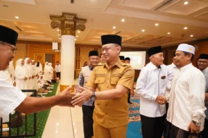 Wali Kota Pontianak Edi Rusdi Kamtono memberikan ucapan selamat kepada jemaah calon haji yang akan mengikuti manasik haji.