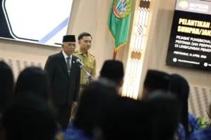 Sekretaris Daerah Kota Pontianak Amirullah memberikan arahan kepada para pejabat fungsional yang baru dilantik.