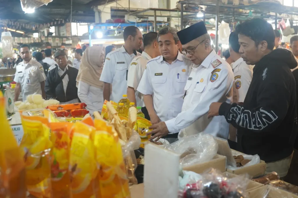 Sekretaris Daerah Kota Pontianak Amirullah bersama Tim Satgas Pangan Kota Pontianak menggelar sidak harga komoditas pangan di Pasar Flamboyan.