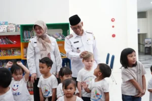 Sekretaris Daerah Kota Pontianak Amirullah menyapa anak-anak dari Taman Kanak-kanak yang datang berkunjung ke Perpustakaan Kota Pontianak Jalan Ampera. 