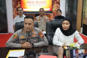 Kapolresta Pontianak Kombes Pol Endang Tri Purwanto bersama Kasat Reskrim AKP Happy Margowati Suyono memberikan keterangan terkait kasus pembacokan di Pontianak.