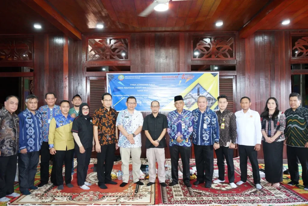 Sekretaris Daerah Kota Pontianak Amirullah saat membuka Forum Konsultasi Publik yang digelar Dinas Perumahan Rakyat dan Kawasan Permukiman (DPRKP) Kota Pontianak.