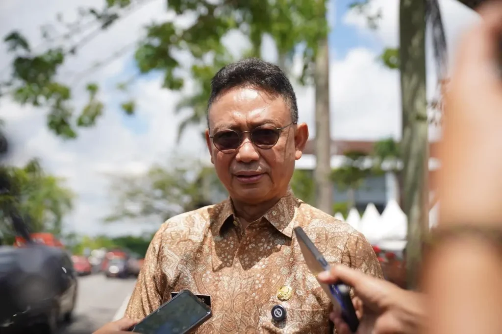 Wali Kota Pontianak Edi Rusdi Kamtono saat diwawancarai usai mengikuti Apel Kesiapsiagaan Penanggulangan Bencana Kebakaran Hutan dan Lahan Nasional 2026.