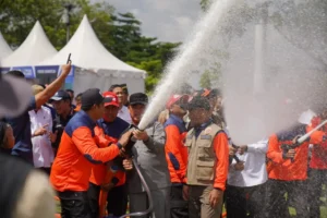 Para petugas damkar melakukan simulasi memadamkan api.