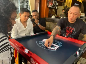 Jhon LBF bersama Marshel Widianto saat mempertandingkan domino di Warkop Asiang, Pontianak.