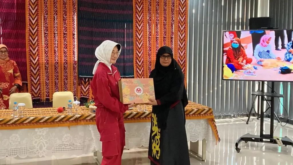 Ketua Dekranasda Kota Pontianak Yanieta Arbiastutie menyerahkan cenderamata kepada Ketua DWP Kementerian Lingkungan Hidup.