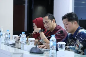 Kepala Diskominfo Kota Pontianak, Syamsul Akbar, memaparkan capaian Diskominfo kepada peserta FKP.