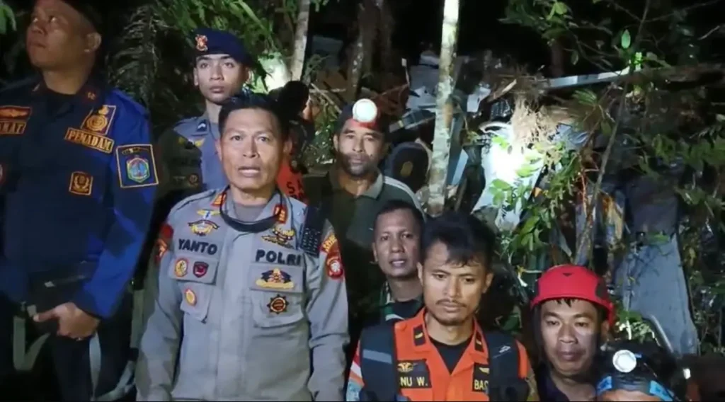 Tim gabungan mengevakuasi korban dari lokasi jatuhnya helikopter PK-CFX di hutan Sekadau Kalimantan Barat.