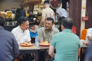 Wali Kota Pontianak Edi Rusdi Kamtono berbincang dengan Menko Polkam RI Jenderal TNI (Purn) Djamari Chaniago di Warkop Asiang.