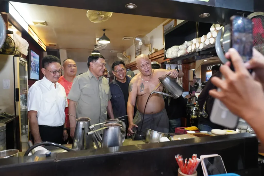 Menko Polkam RI Jenderal TNI (Purn) Djamari Chaniago didampingi Wali Kota Pontianak Edi Rusdi Kamtono melihat langsung proses peracikan kopitiam di Warkop Asiang, Pontianak.