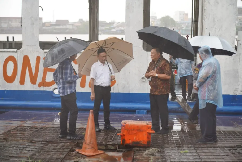 Anggota Komisi V DPR RI Yuliansyah bersama Wali Kota Pontianak Edi Rusdi Kamtono serta dari Kementerian Perhubungan meninjau langsung kondisi dermaga Feri Penyeberangan Bardanadi.