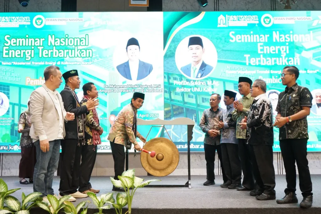 Pemukulan gong menandai dimulainya Seminar Nasional Energi Terbarukan.