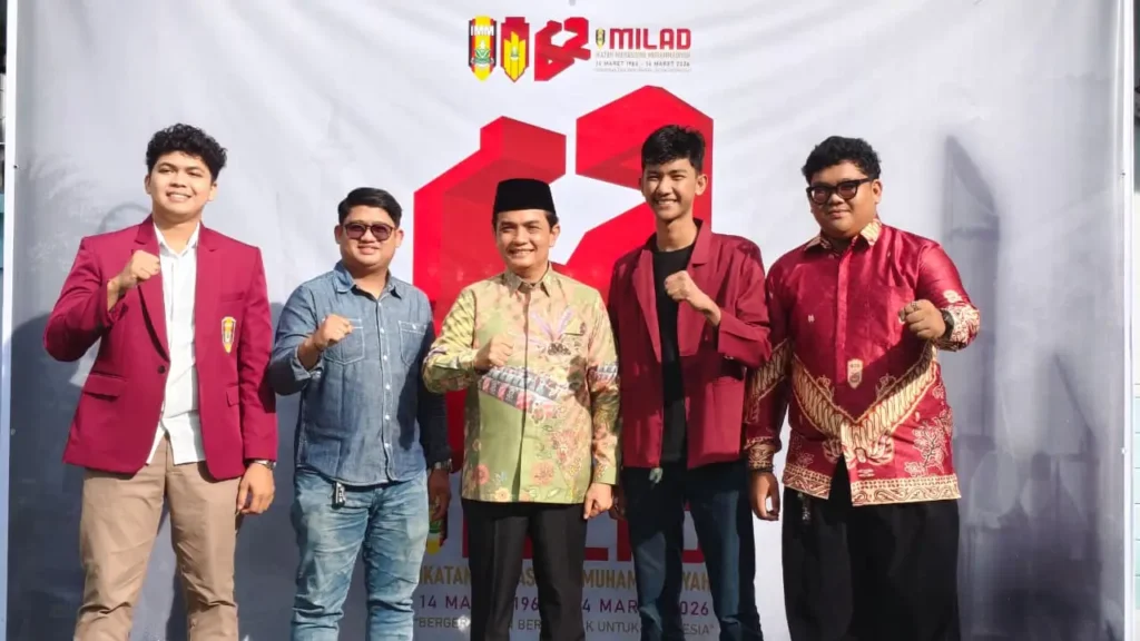 Wakil Wali Kota Pontianak Bahasan berfoto bersama Pengurus Cabang Ikatan Mahasiswa Muhammadiyah Kota Pontianak.