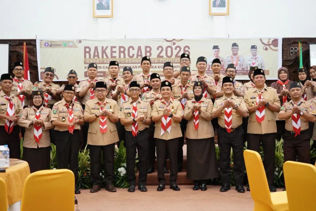 Foto bersama peserta Rakercab Gerakan Pramuka Kota Pontianak.
