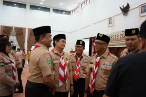 Wakil Ketua Mabicab Gerakan Pramuka Kota Pontianak Bahasan berbincang dengan Ketua Kwarda Pramuka Provinsi Kalbar, Syarief Abdullah Alkadrie.