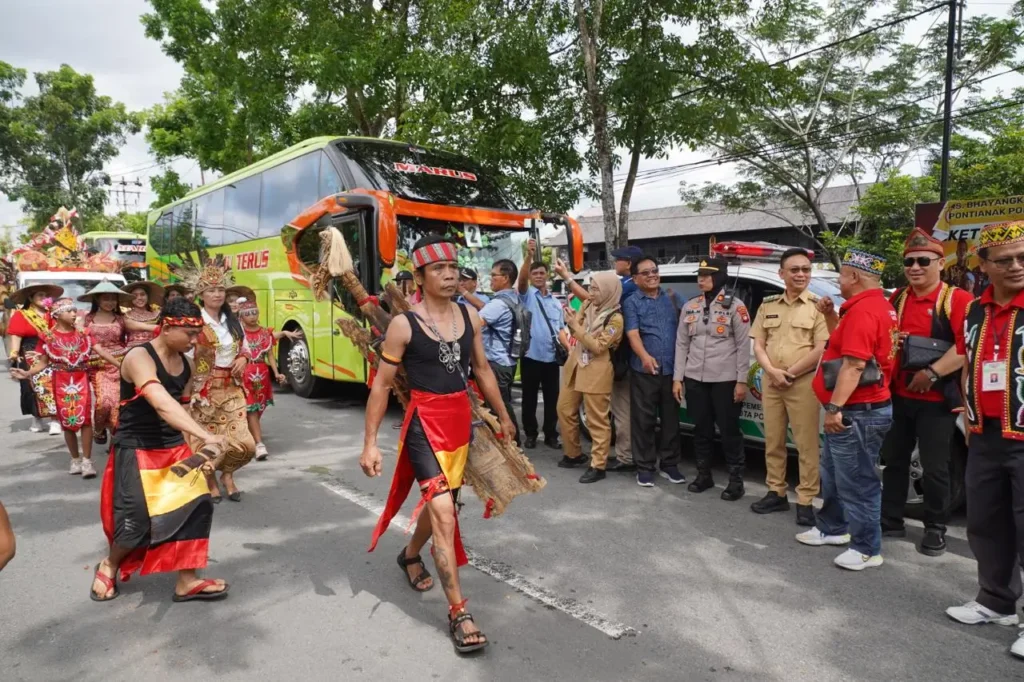 Wali Kota Pontianak Edi Rusdi Kamtono melepas peserta pawai Naik Dango ke-3 Kota Pontianak di Rumah Betang Jalan Sutoyo.