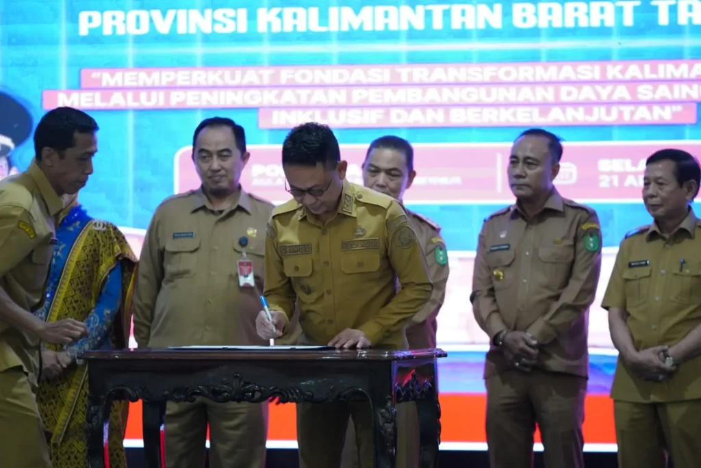 Wali Kota Pontianak Edi Rusdi Kamtono menandatangani berita acara pada Musrenbang Provinsi Kalbar.
