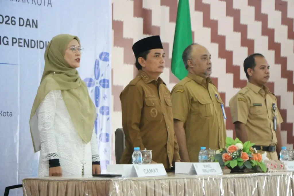 Wakil Wali Kota Pontianak Bahasan menyampaikan sosialisasi PPDB 2026 kepada Ketua RT dan RW se-Kecamatan Pontianak Kota.