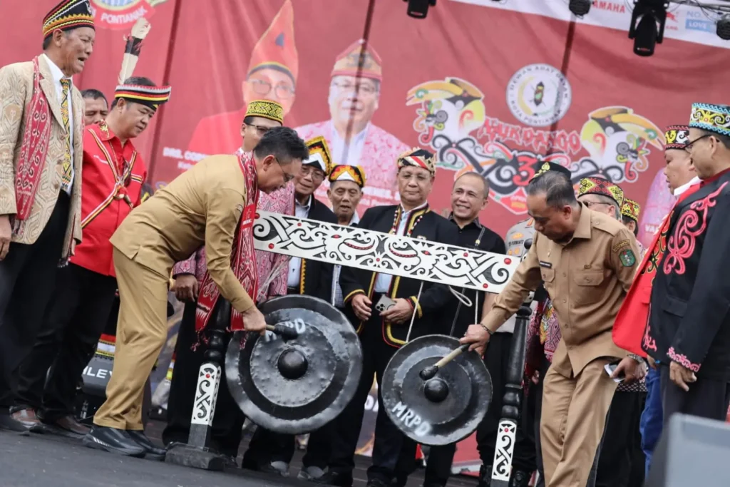 Wakil Gubernur Kalbar Krisantus dan Wali Kota Pontianak Edi Rusdi Kamtono bersama-sama memukul gong menandai dimulainya Naik Dango ke-3 Kota Pontianak 2026.