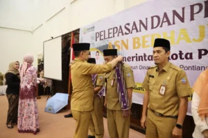 Wali Kota Pontianak Edi Rusdi Kamtono mengalunhkan syal kepada ASN Pemerintah Kota Pontianak yang akan menunaikan ibadah haji.