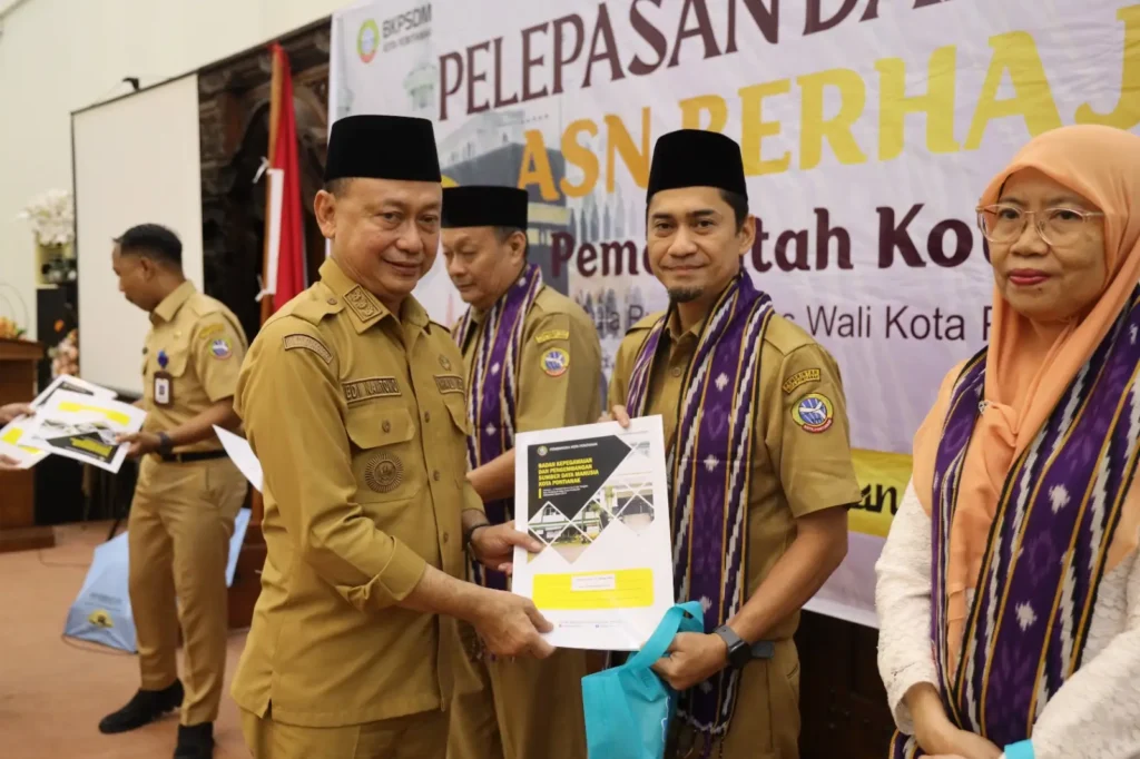 Wali Kota Pontianak Edi Rusdi Kamtono menyerahkan SK Plh kepada Kepala Dinas Komunikasi dan Informatika Kota Pontianak Syamsul Akbar.