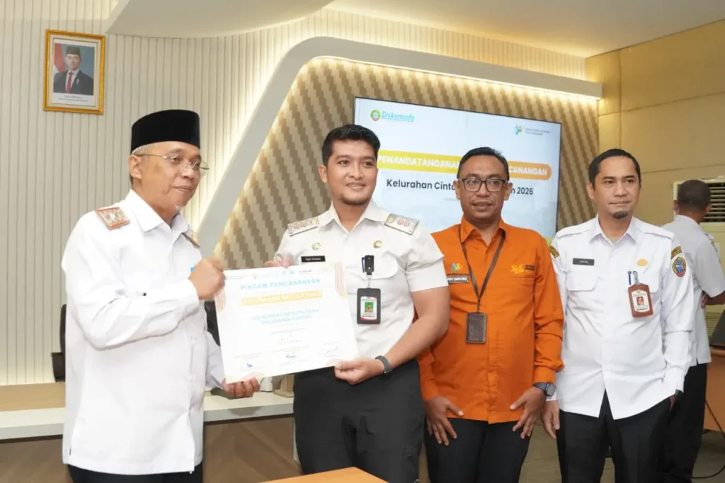 Sekretaris Daerah Kota Pontianak Amirullah menyerahkan sertifikat simbolisasi launching program Kelurahan Cinta Statistik.