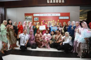 Foto bersama jajaran TP PKK Kota Pontianak sebagai Juara I Monev 10 Program Pokok PKK.