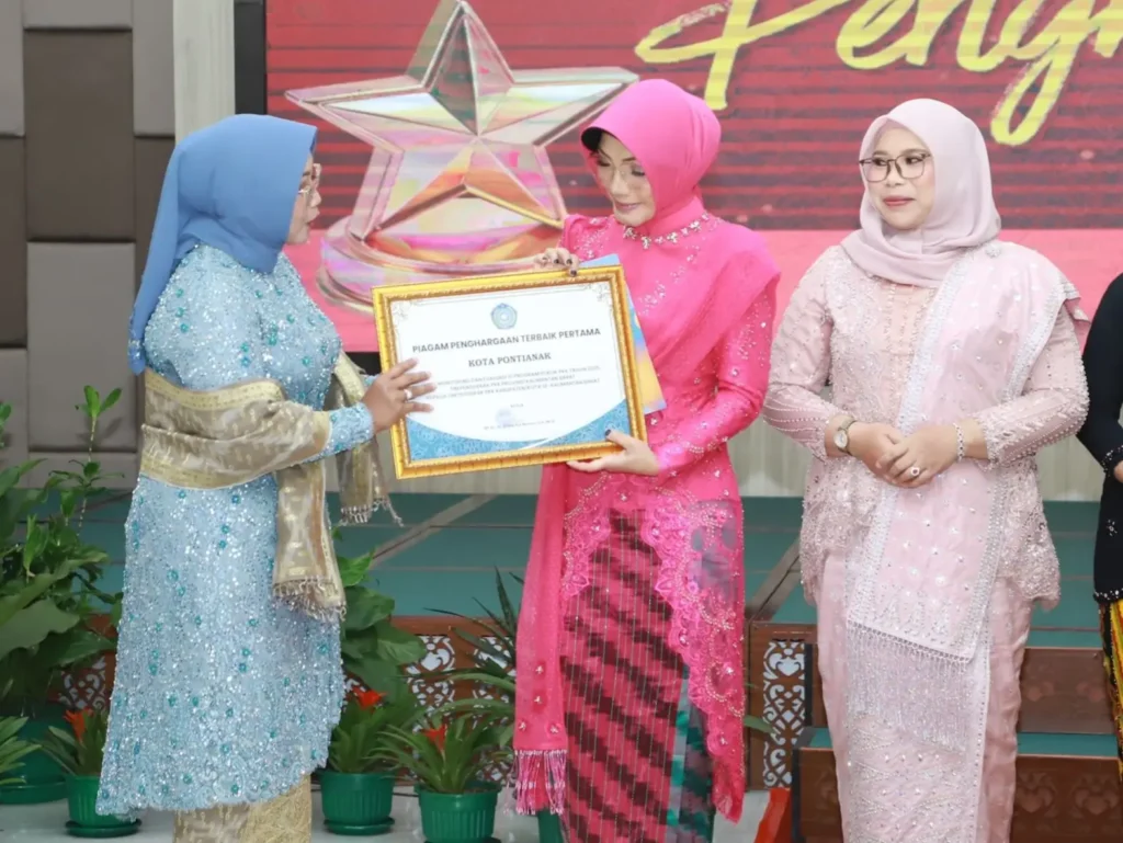Ketua TP PKK Kota Pontianak Yanieta Arbiastutie Kamtono menerima piagam penghargaan Juara I Monev 10 Program Pokok PKK.