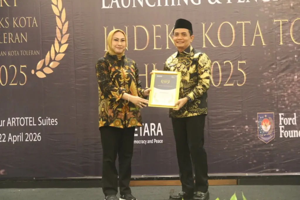 Wakil Wali Kota Pontianak Bahasan menerima piagam penghargaan dari Setara Institute sebagai Kota Terbaik pada Zona Konsolidasi Indeks Kota Toleran 2025.