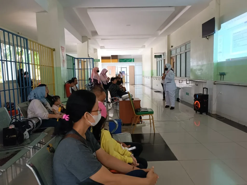 Fisioterapis Endang Sari Purwatiningsih memberikan edukasi kepada pasien dan pengunjung di Klinik Penyakit Anak RSUD SSMA Pontianak, Kamis (23/4/2026).