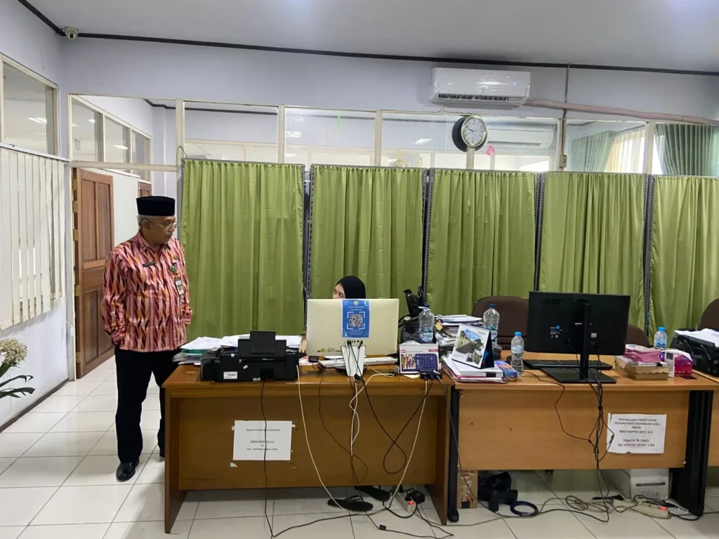 Sekretaris Daerah Kota Pontianak Amirullah melakukan sidak setiap ruang kerja di lingkungan Sekretariat Daerah Kota Pontianak untuk memastikan pelaksanaan WFH sudah sesuai ketentuan.