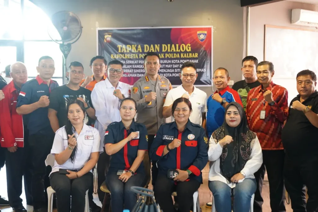 Foto bersama Forkopimda Kota Pontianak dengan pengurus Serikat Pekerja dan Buruh se-Kota Pontianak.