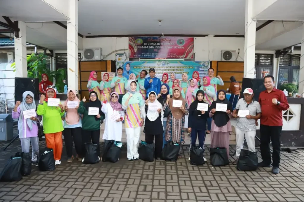 Program Setia Peduli Daerah bersama PKK (SEPEDA PKK) berbagi bantuan untuk lansia.