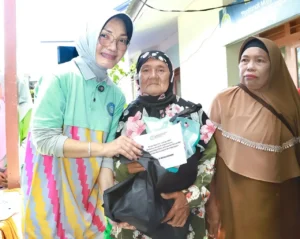 Ketua TP PKK Kota Pontianak Yanieta Arbiastutie menyerahkan paket bantuan kepada lansia.