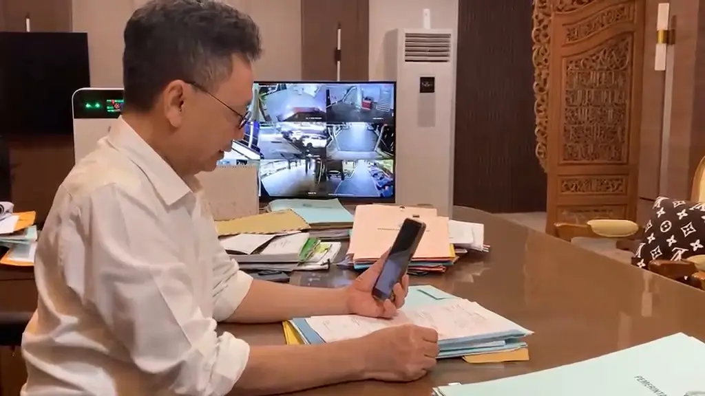 Wali Kota Pontianak Edi Rusdi Kamtono melakukan panggilan video call untuk memantau ASN yang melaksanakan WFH.