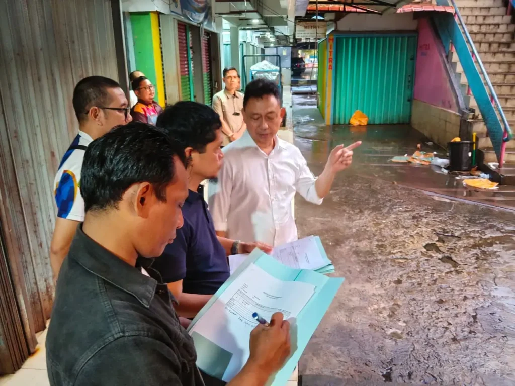 Wali Kota Pontianak Edi Rusdi Kamtono saat meninjau kondisi Pasar Kapuas Indah dan Cempaka.