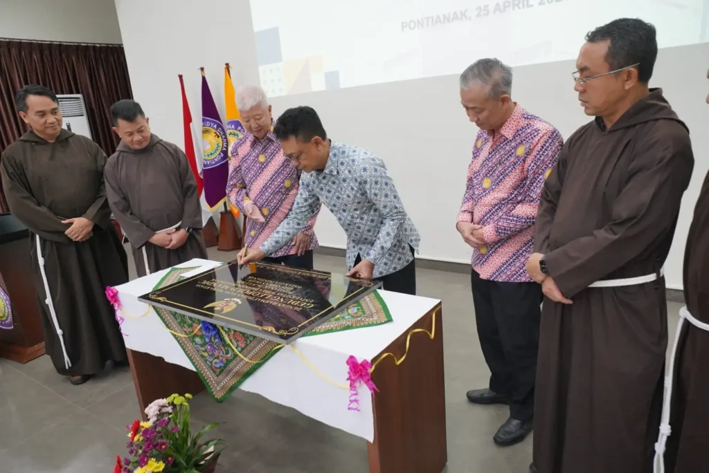 Wali Kota Pontianak Edi Rusdi Kamtono menandatangani prasasti peresmian Gedund Leopold Mandic Universitas Widya Dharma.