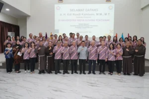 Wali Kota Pontianak Edi Rusdi Kamtono befoto bersama seluruh jajaran Universitas Widya Dharma.
