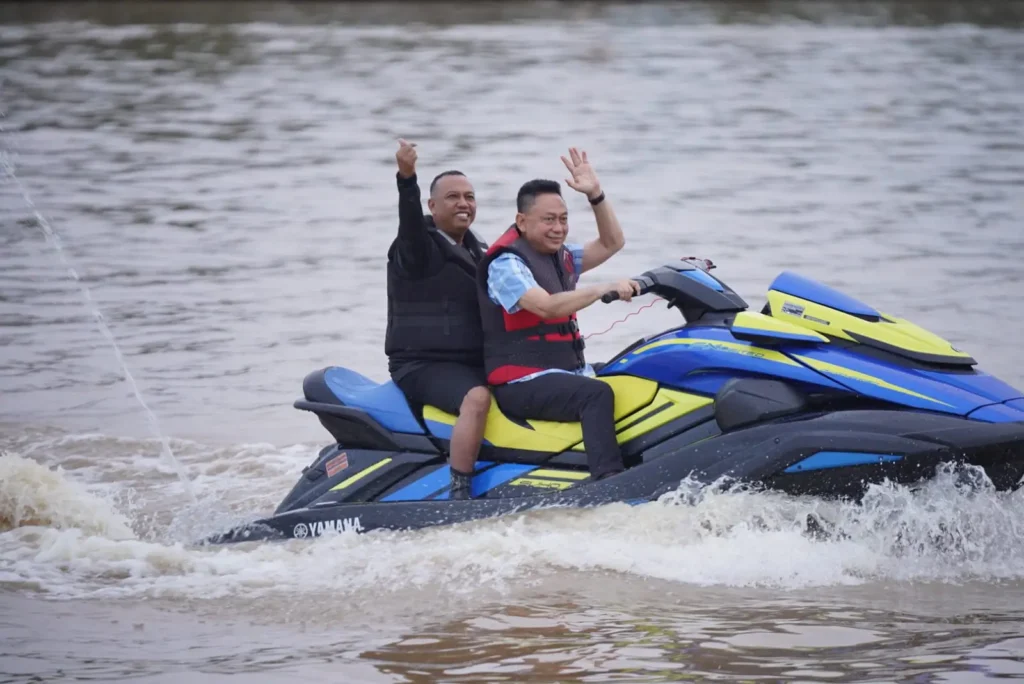 Wali Kota Pontianak Edi Rusdi Kamtono saat menjajal jetski di Sungai Kapuas usai meresmikan Panorama Jetski Pontianak.