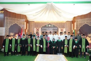 Sekretaris Daerah Kota Pontianak Amirullah berfoto bersama seluruh dewan hakim dan panitia MTQ ke-34 Pontianak Barat.