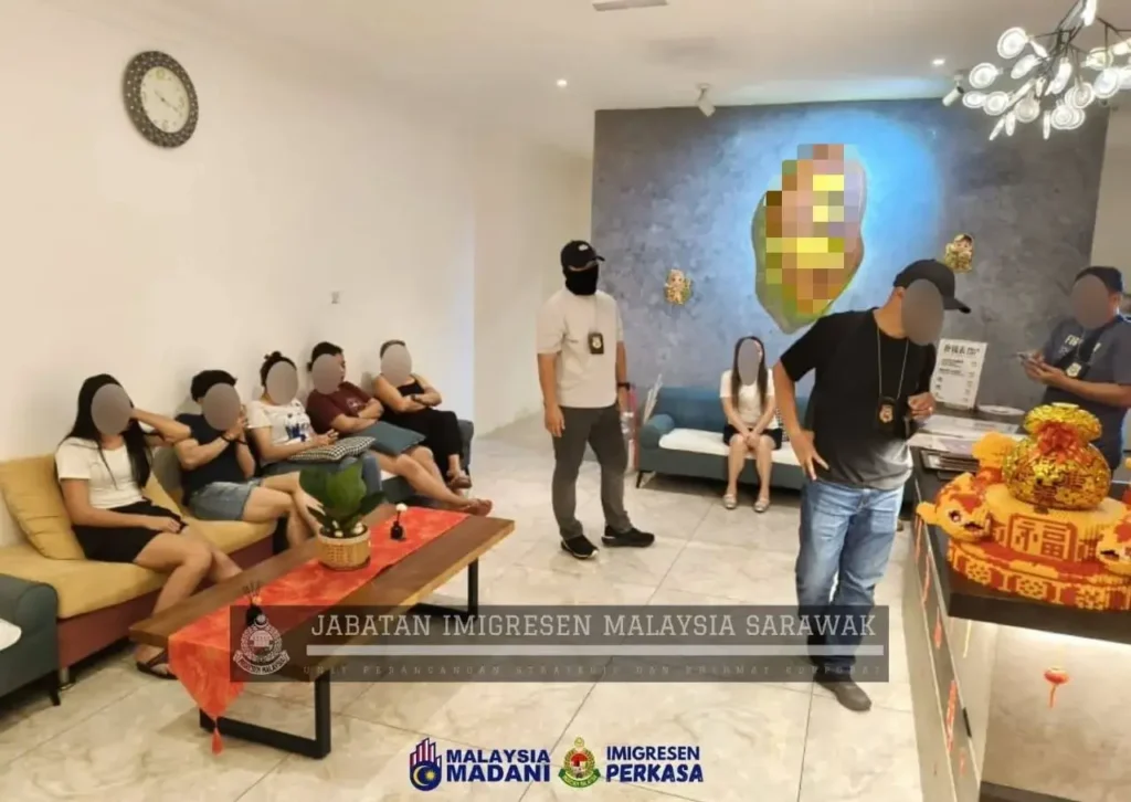 Petugas Jabatan Imigresen Malaysia saat razia di Miri mengamankan 3 WNI terkait pelanggaran izin tinggal.