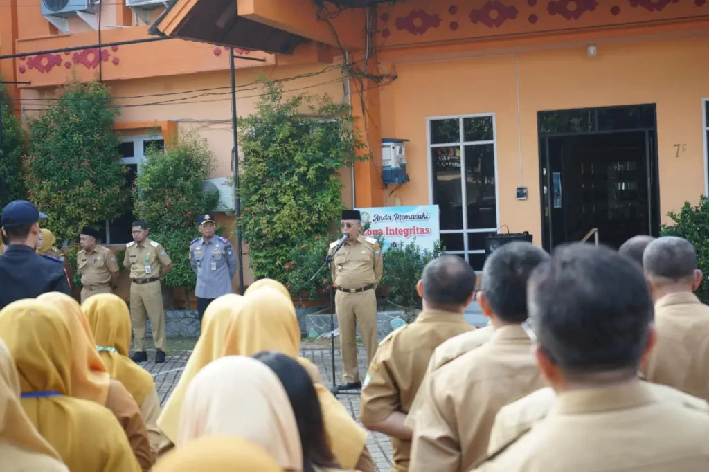 Sekretaris Daerah Kota Pontianak Amirullah menyampaikan arahan kepada ASN di lingkungan Kantor Terpadu Jalan Alianyang.