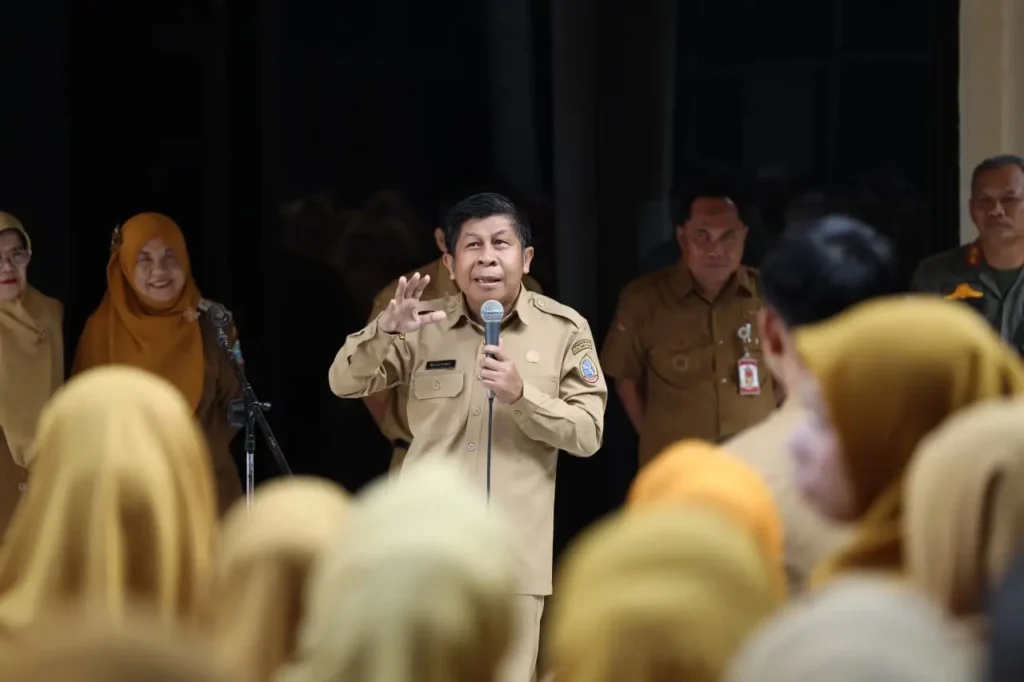 Staf Ahli Wali Kota Pontianak Bidang Keuangan dan Pembangunan, Muchammad Yamin memberikan arahan kepada peserta apel pagi.