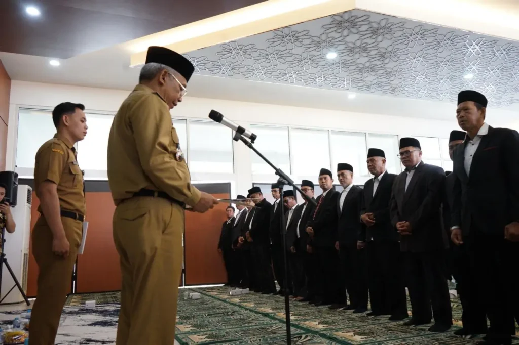 Sekretaris Daerah Kota Pontianak Amirullah membacakan sumpah dan janji pengurus BP4 Kota Pontianak dan BP4 Kecamatan se-Kota Pontianak tahun 2026-2031.