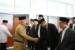 Sekretaris Daerah Kota Pontianak Amirullah memberikan ucapan selamat kepada pengurus BP4 yang baru dilantik.
