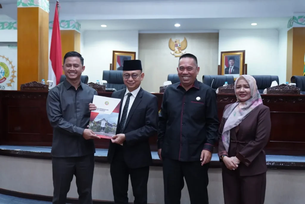 Wali Kota Pontianak Edi Rusdi Kamtono menerima rekomendasi DPRD Kota Pontianak terhadap Laporan Keterangan Pertanggungjawaban Wali Kota Pontianak tahun 2025.