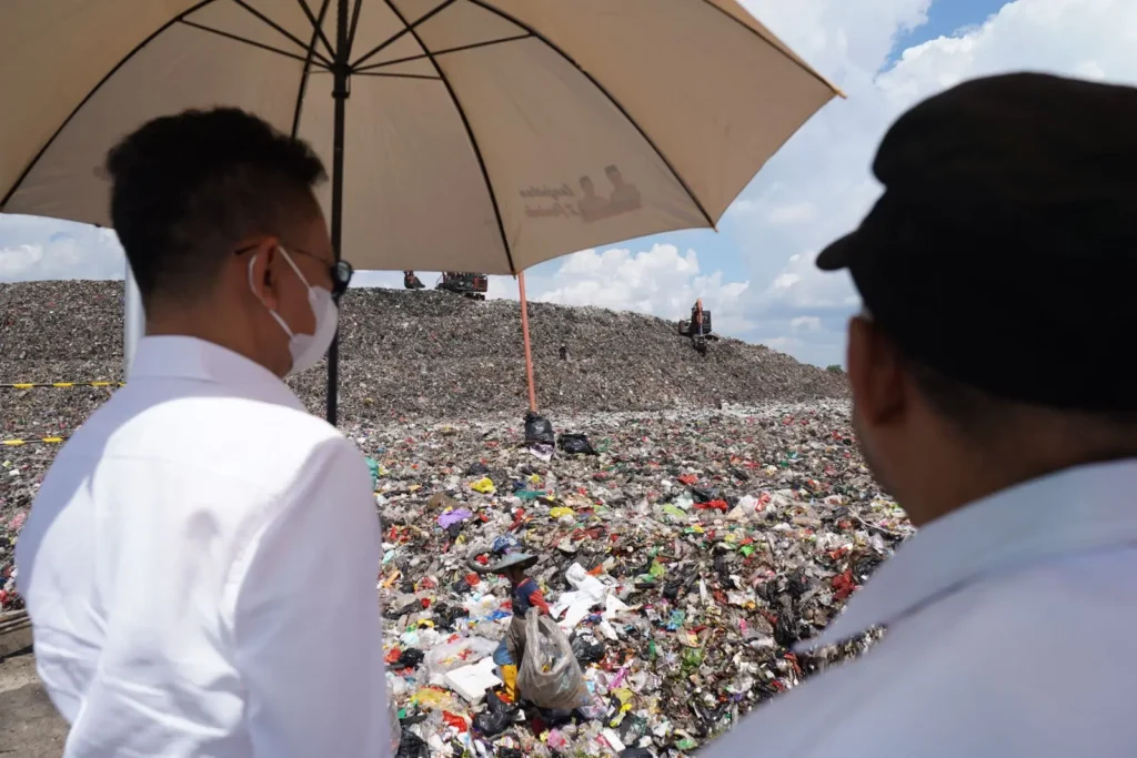 Wali Kota Pontianak Edi Rusdi Kamtono meninjau TPA Batulayang yang akan beralih dari sistem open dumping menjadi sanitary landfill dan contolled landfill.