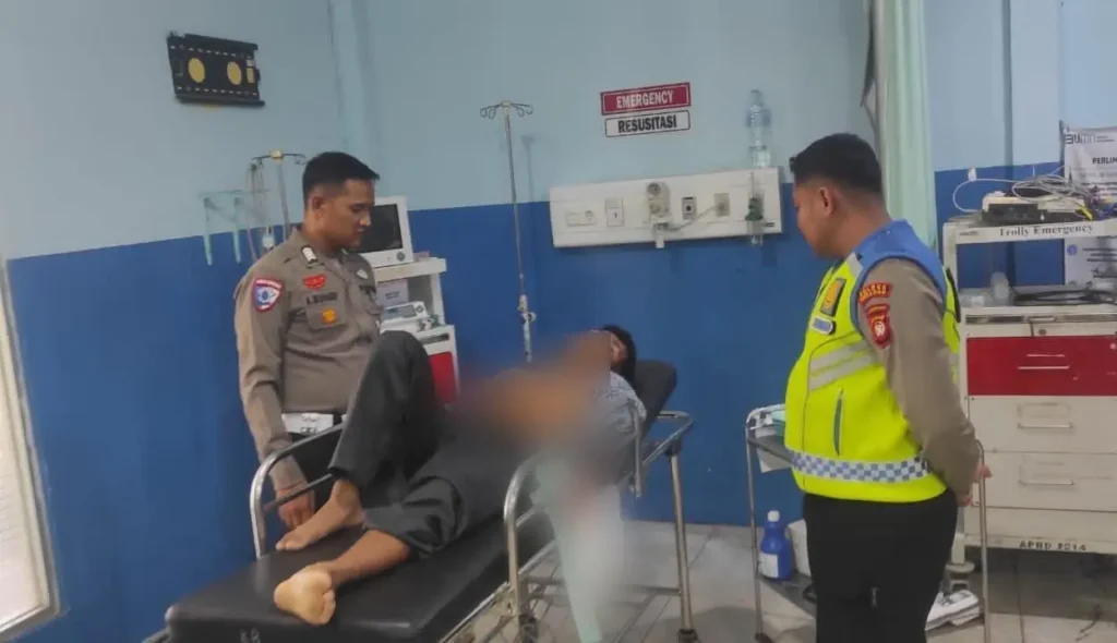 Kecelakaan motor dan truk CPO di jalur Sekadau Sintang, pengendara motor alami luka serius.